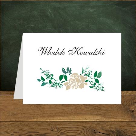 Róże beżowe. Listeczki ciemna zieleń